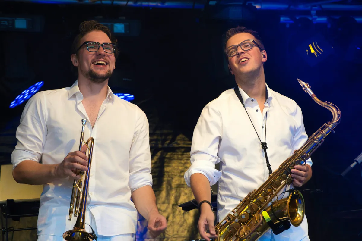 Weißes Goodfellas-Foto in Galerie mit stilvollem Look.